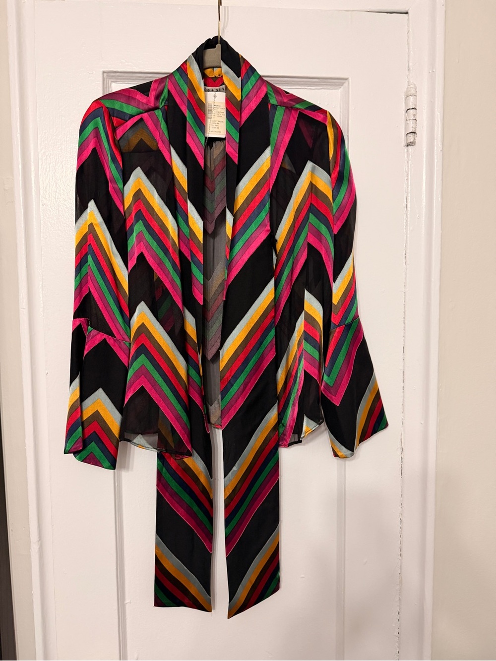 NWT Alice + Olivia tieneck chevron blouse